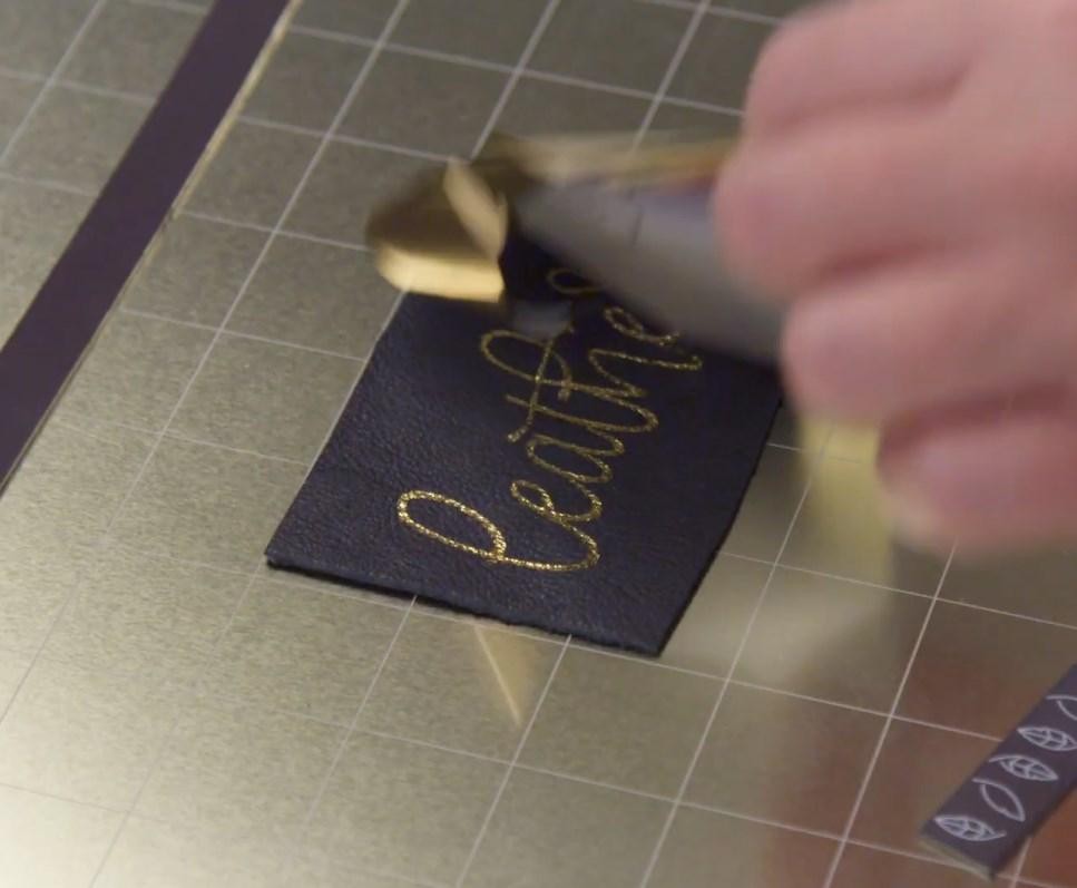 PX7000555 - BOLIGRAFO CALOR CALIGRAFIA FOIL QUILL ESTILO LIBRE WE ARE MEMORY KEEPERS PUNTA GRUESA AZUL - FOIL QUILL HEAT PEN CALLIGRAPHY FREE STYLE WE ARE MEMORY KEEPERS BLUE MEDIUM TIP | GIGAOUTLET GO