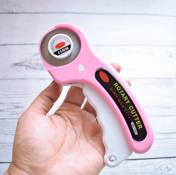 PX7000650 - CORTADOR ROTATIVO 45mm SASTRERIA COSTURA TELAS ROPA BRICOLAJE ROSA 45mm ROTARY CUTTER TAILORING SEWING FABRICS CLOTHING CRAFT PINK _ GIGAOUTLET GO