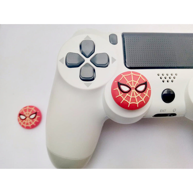 SET 2 UNID PROTECTOR SILICONA JOYSTICK PLAY STATION XBOX ONE NINTENDO SWITCH SPIDERMAN LOGO CLASICO ROJO | SET OF 2 SILICONE JOYSTICK PROTECTORS FOR PLAYSTATION, XBOX ONE & NINTENDO SWITCH – CLASSIC SPIDERMAN LOGO RED