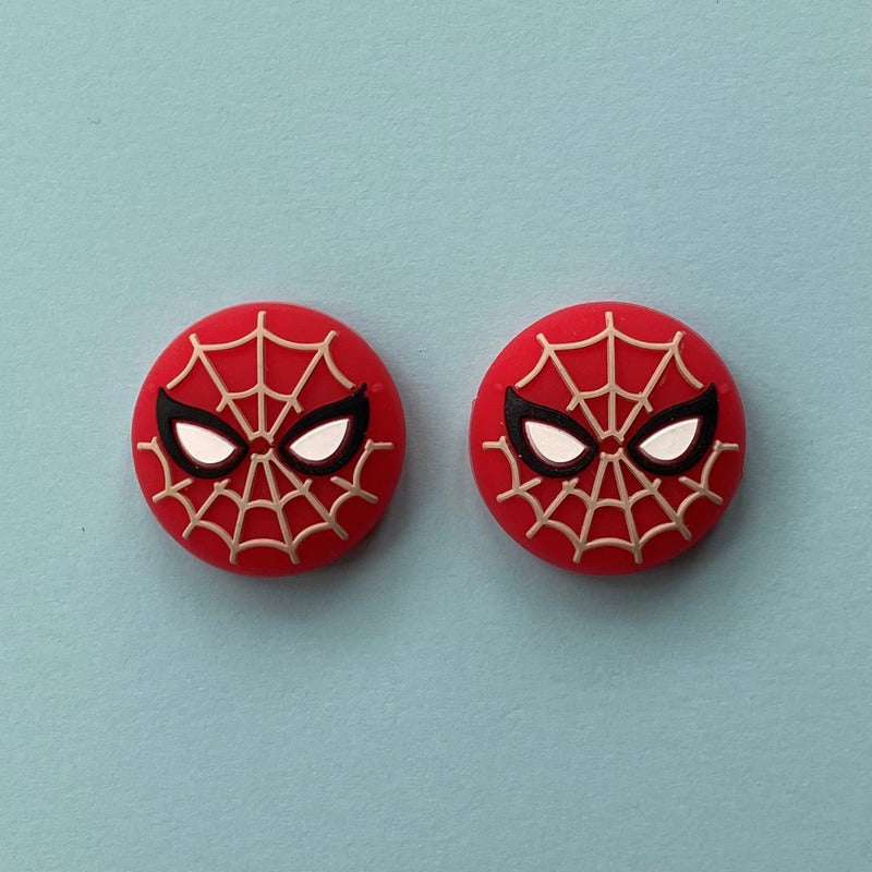 SET 2 UNID PROTECTOR SILICONA JOYSTICK PLAY STATION XBOX ONE NINTENDO SWITCH SPIDERMAN LOGO CLASICO ROJO | SET OF 2 SILICONE JOYSTICK PROTECTORS FOR PLAYSTATION, XBOX ONE & NINTENDO SWITCH – CLASSIC SPIDERMAN LOGO RED
