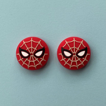 SET 2 UNID PROTECTOR SILICONA JOYSTICK PLAY STATION XBOX ONE NINTENDO SWITCH SPIDERMAN LOGO CLASICO ROJO | SET OF 2 SILICONE JOYSTICK PROTECTORS FOR PLAYSTATION, XBOX ONE & NINTENDO SWITCH – CLASSIC SPIDERMAN LOGO RED