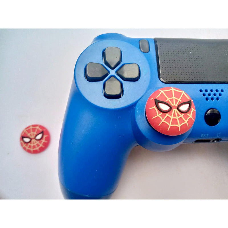 SET 2 UNID PROTECTOR SILICONA JOYSTICK PLAY STATION XBOX ONE NINTENDO SWITCH SPIDERMAN LOGO CLASICO ROJO | SET OF 2 SILICONE JOYSTICK PROTECTORS FOR PLAYSTATION, XBOX ONE & NINTENDO SWITCH – CLASSIC SPIDERMAN LOGO RED